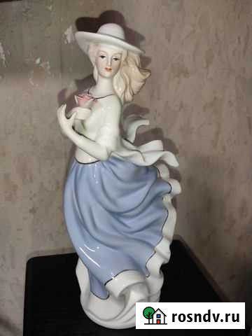 Статуэтка Девушка на ветру Калининград - изображение 1