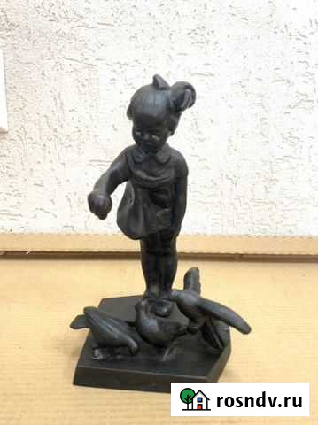 Чугунная статуэтка «Девочка кормит голубей» 1970 г Таганрог - изображение 1