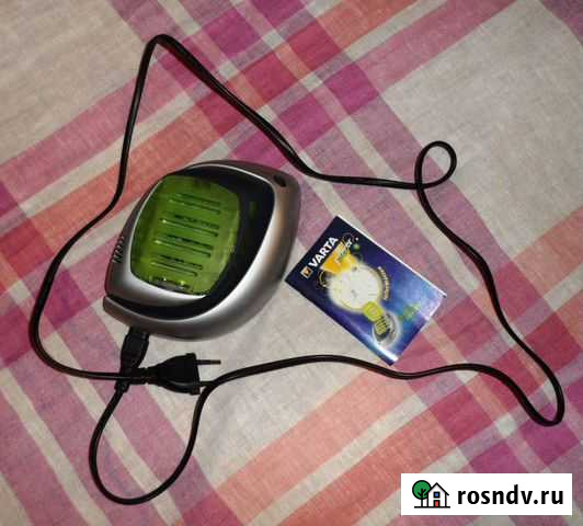 Зарядное устройство varta для 4 аккумуляторов Омск - изображение 1