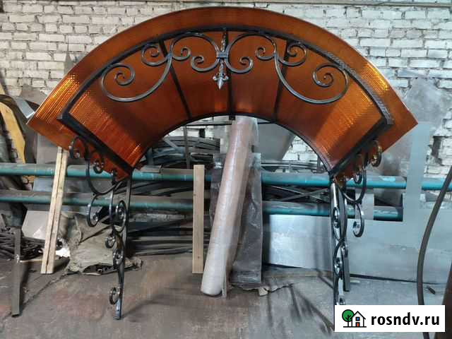 Козырек над дверью с ковкой Санкт-Петербург - изображение 1