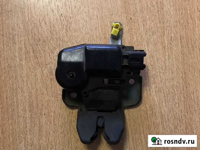 Замок крышки багажника Nissan Tiida C11 2007-2014 Челябинск - изображение 1
