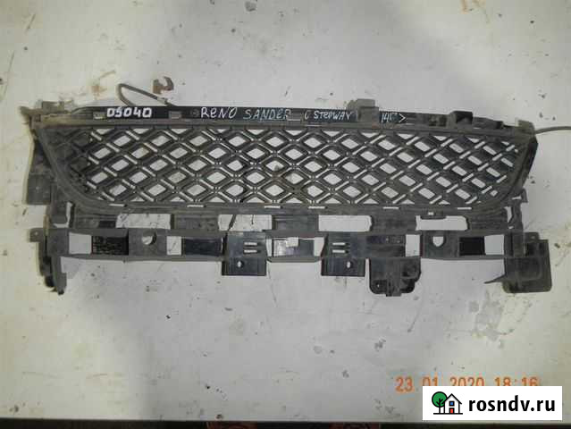 Решетка в бампер центральная Renault Sandero II 20 Пермь - изображение 1