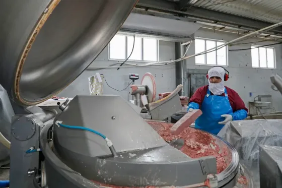 Продается работающее непрерывно в Донецке с 1998 года производство колбасы 1 470 м2 Донецк