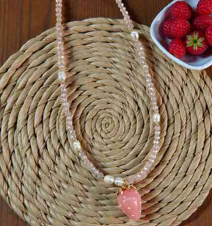 Чокер из хрустальных бусин с клубничкой Курск