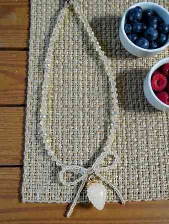 Чокер из хрустальных бусин с клубничкой Курск