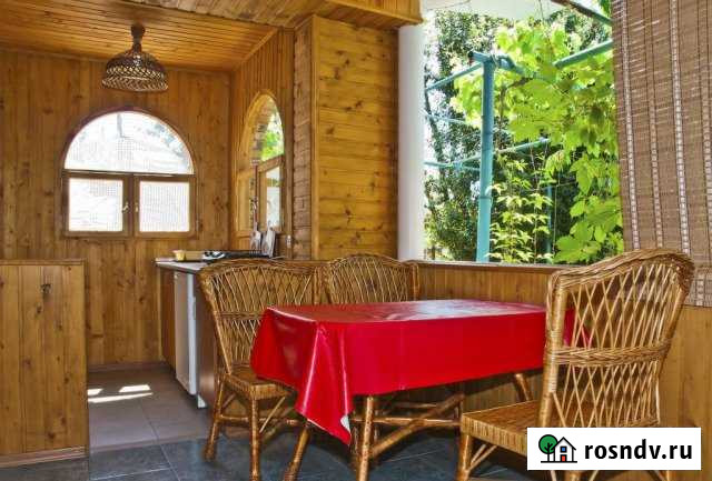 Коттедж 50 м² на участке 6 сот. в аренду посуточно в Алуште Алушта - изображение 1