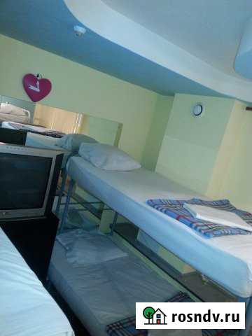 Комната 25 м² в 6-ком. кв., 1/4 эт. в аренду посуточно в Челябинске Челябинск - изображение 1