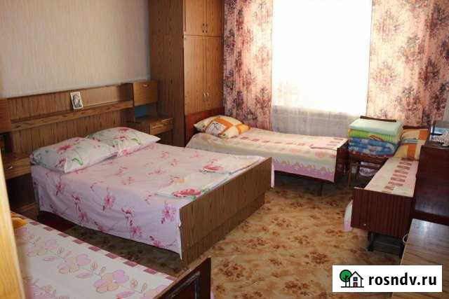 Комната 21 м² в 5-ком. кв., 1/2 эт. в аренду посуточно в Котельниково Котельниково - изображение 1