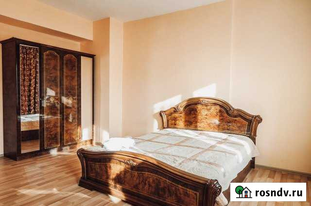 3-комнатная квартира, 90 м², 3/5 эт. в аренду посуточно в Красноярске Красноярск - изображение 1