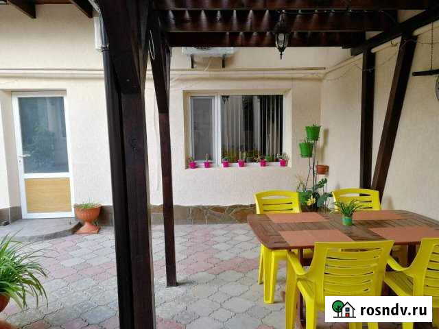 Коттедж 100 м² на участке 4 сот. в аренду посуточно в Евпатории Евпатория - изображение 1