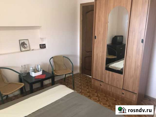 Комната 100 м² в 6-ком. кв., 3/3 эт. в аренду посуточно в Агое Агой - изображение 1