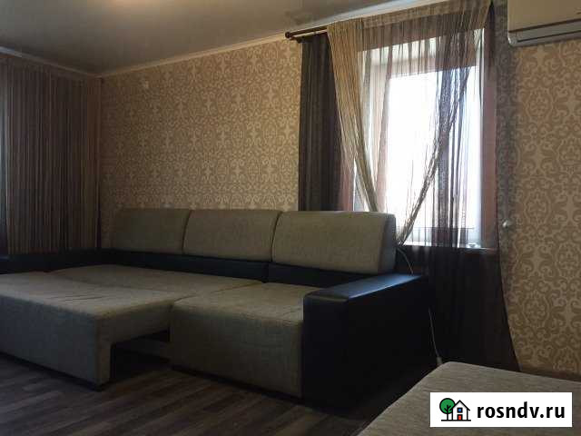 1-комнатная квартира, 45 м², 3/5 эт. в аренду посуточно в Шахтах Шахты - изображение 1