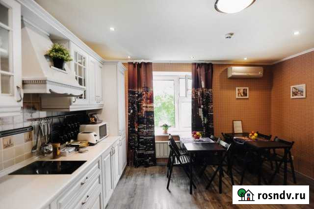 Комната 20 м² в 5-ком. кв., 1/5 эт. в аренду посуточно в Тюмени Тюмень - изображение 1