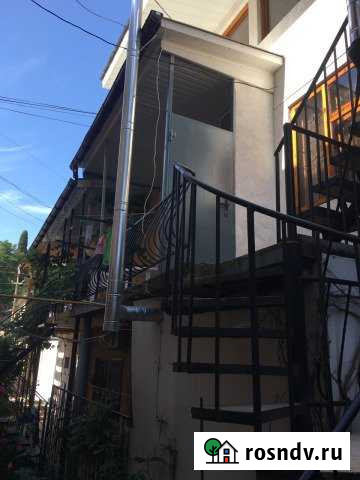 Коттедж 60 м² на участке 1 сот. в аренду посуточно в Алуште Алушта - изображение 1