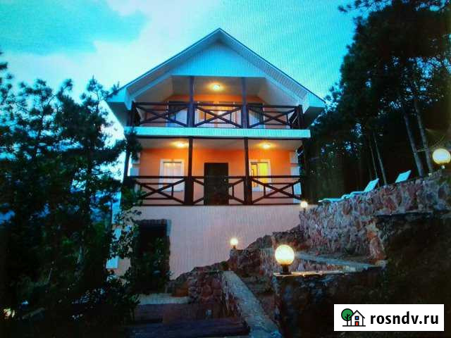 Дом 180 м² на участке 4 сот. в аренду посуточно в Алуште Алушта - изображение 1