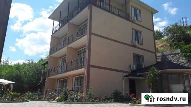 Комната 40 м² в 5-ком. кв., 4/4 эт. в аренду посуточно в Алупке Алупка - изображение 1