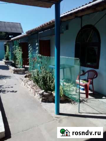 Комната 12 м² в 4-ком. кв., 1/1 эт. в аренду посуточно в Черноморском Республики Крым Черноморское - изображение 1