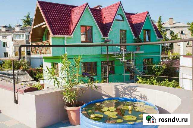 Коттедж 50 м² на участке 4 сот. в аренду посуточно в Алуште Алушта - изображение 1