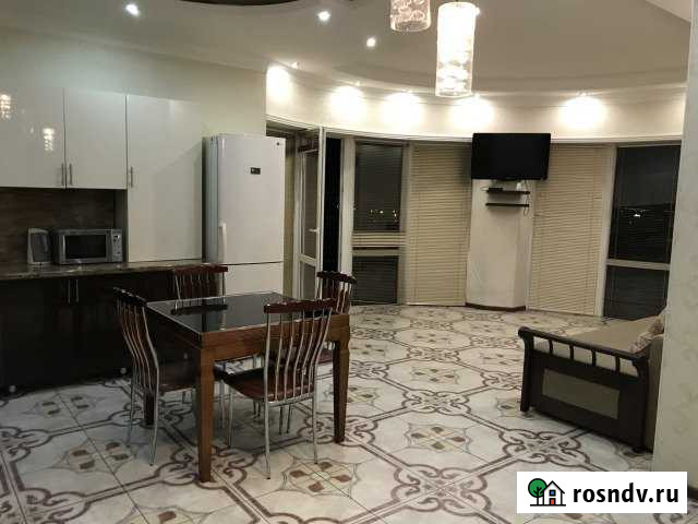 3-комнатная квартира, 100 м², 9/10 эт. в аренду посуточно во Владикавказе Владикавказ - изображение 1