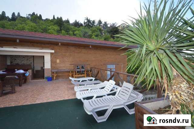 Коттедж 180 м² на участке 2 сот. в аренду посуточно в Ялте Ялта - изображение 1