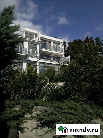 Коттедж 400 м² на участке 8 сот. в аренду посуточно в Алупке Алупка - изображение 1