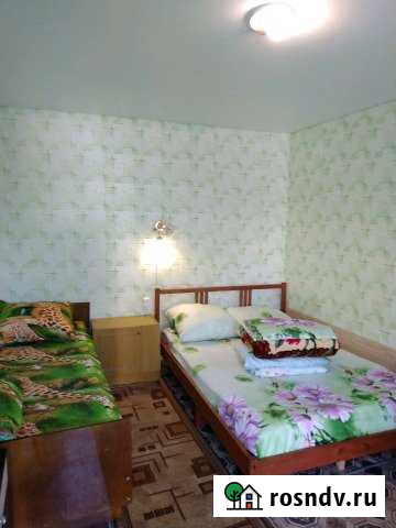 Комната 20 м² в 5-ком. кв., 1/1 эт. в аренду посуточно в Яровом Яровое - изображение 1