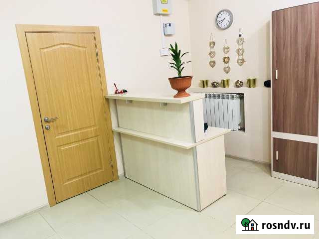 Комната 100 м² в 5-ком. кв., 1/3 эт. в аренду посуточно в Сургуте Сургут - изображение 1