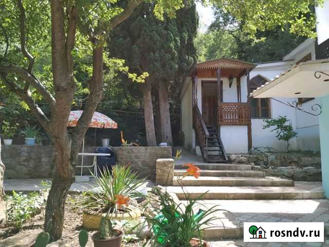 Дом 80 м² на участке 10 сот. в аренду посуточно в Алуште Алушта - изображение 1