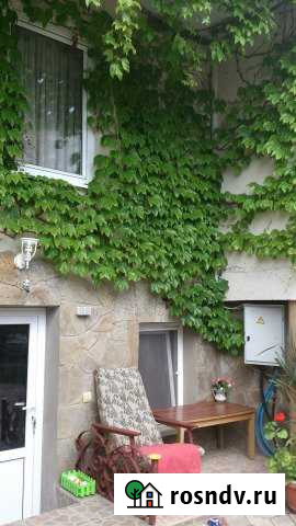 Коттедж 60 м² на участке 3 сот. в аренду посуточно в Ялте Ялта - изображение 1