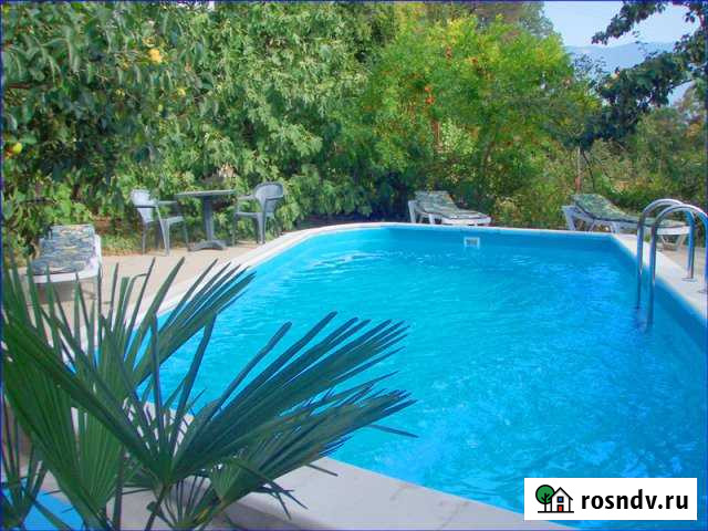 Коттедж 150 м² на участке 5 сот. в аренду посуточно в Ялте Ялта - изображение 1