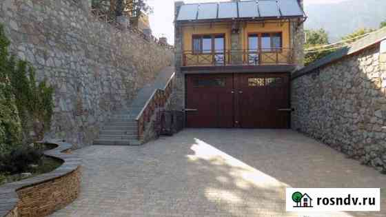 Коттедж 150 м² на участке 2 сот. в аренду посуточно в Ялте Ялта