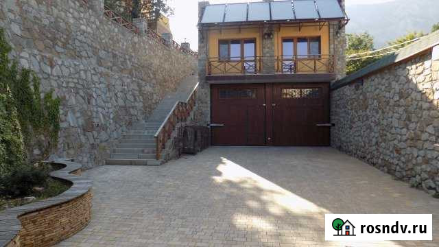 Коттедж 150 м² на участке 2 сот. в аренду посуточно в Ялте Ялта - изображение 1