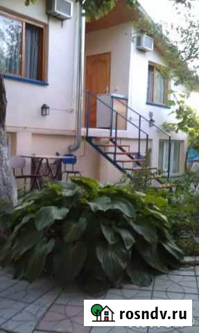 Комната 8 м² в 8-ком. кв., 1/2 эт. в аренду посуточно в Дивноморском Дивноморское - изображение 1