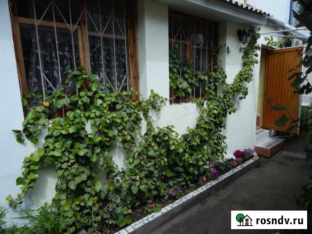 Дом 50 м² на участке 1 сот. в аренду посуточно в Алуште Алушта - изображение 1