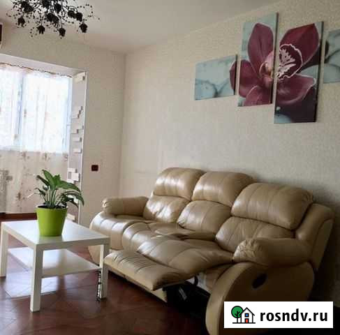 3-комнатная квартира, 82 м², 3/5 эт. в аренду посуточно в Артеме Артем - изображение 1