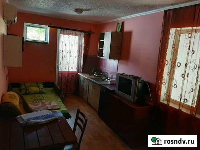 Комната 24 м² в 1-ком. кв., 1/2 эт. в аренду посуточно в Черноморском Республики Крым Черноморское - изображение 1