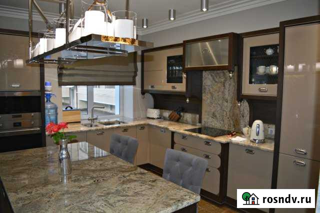 3-комнатная квартира, 140 м², 3/7 эт. в аренду на длительный срок в Астрахани Астрахань - изображение 1