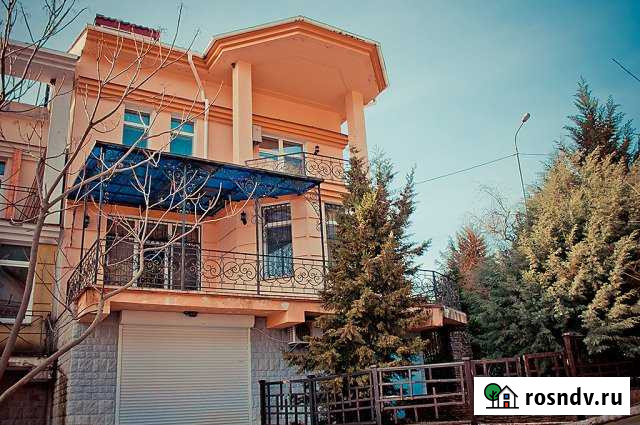 Таунхаус 350 м² на участке 10 сот. в аренду посуточно в Ялте Ялта - изображение 1