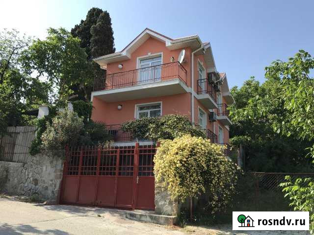 Коттедж 140 м² на участке 1 сот. в аренду посуточно в Ялте Ялта - изображение 1