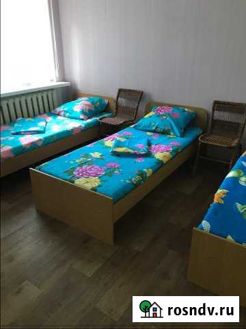 Комната 20 м² в 6-ком. кв., 1/1 эт. в аренду посуточно в Яровом Яровое - изображение 1